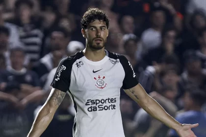 pedro-raul-ve-filme-repetido-enquanto-aguarda-chances-no-corinthians