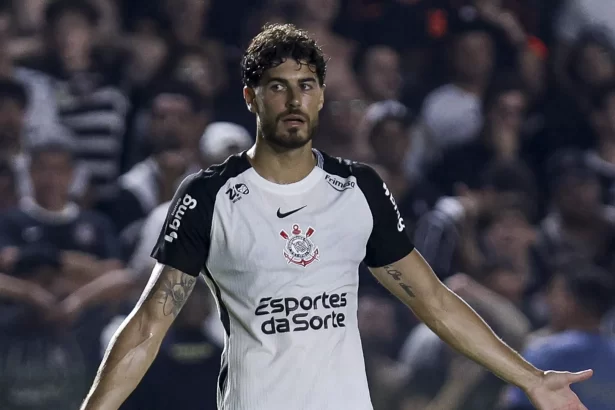 pedro-raul-ve-filme-repetido-enquanto-aguarda-chances-no-corinthians