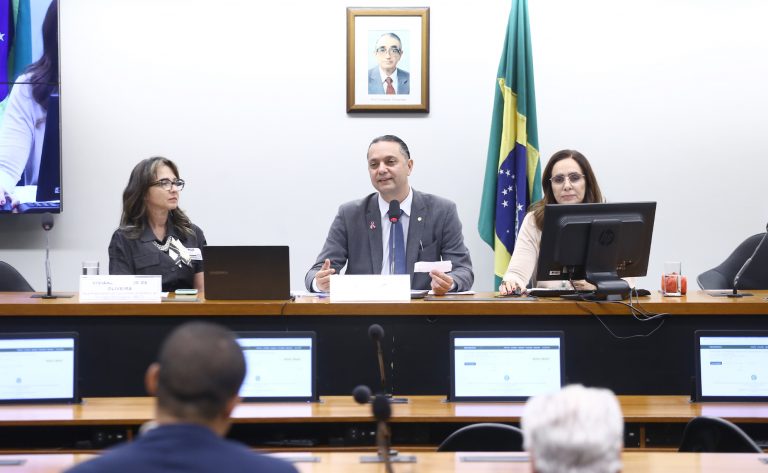 deputados-e-especialistas-cobram-agilidade-na-aplicacao-da-politica-nacional-contra-o-cancer