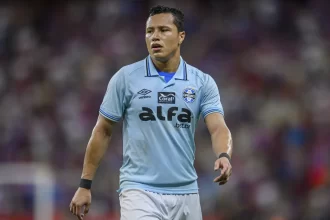 gremio-aproveita-um-a-mais-e-vence-atletico-mg-com-golaco-de-lateral