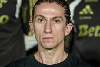 filipe-luis-faz-despedida-emocionante-do-flamengo:-“levo-no-coracao”