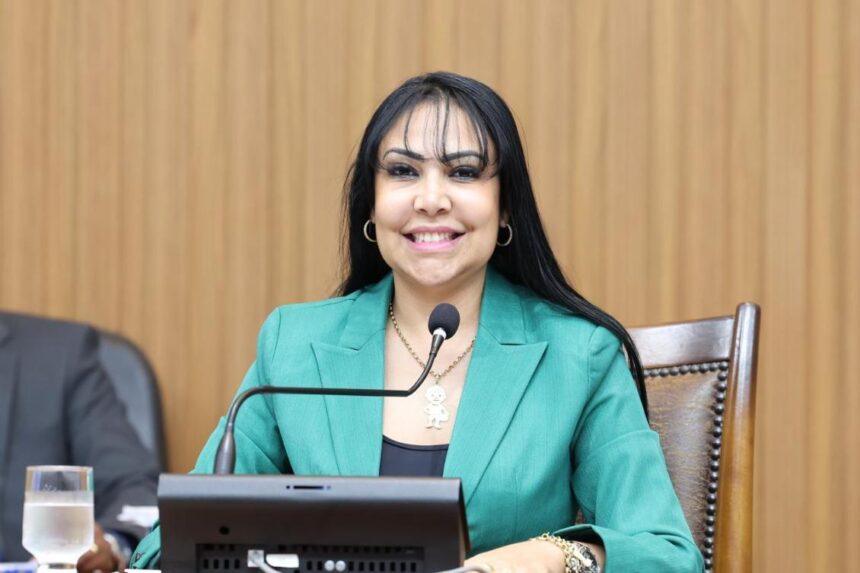 deputada-janad-apresenta-votos-de-aplausos-a-soldado-da-pm-por-atuacao-heroica-em-incendio-em-palmas