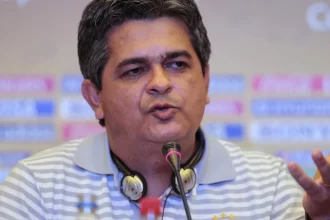 tecnico-ney-franco-fica-preso-no-qatar-e-relata-explosoes-em-meio-a-guerra-no-ira