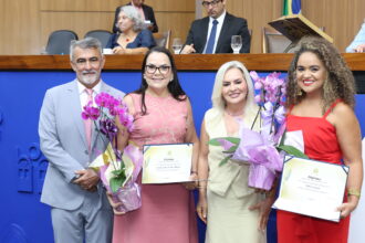 amelio-cayres-homenageia-liderancas-femininas-em-sessao-solene-do-dia-da-mulher-na-aleto