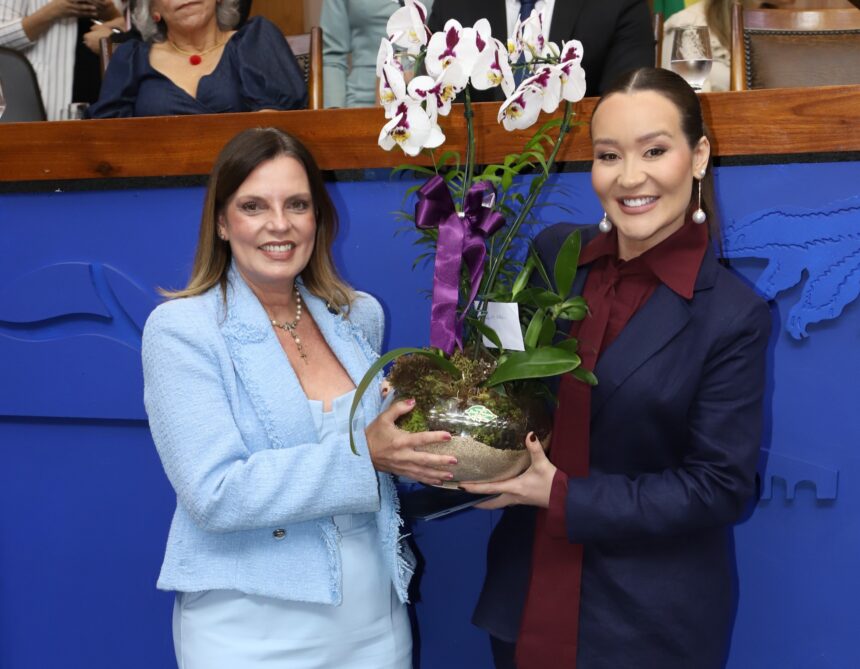 claudia-lelis-homenageia-empresaria-na-aleto-e-cobra-enfrentamento-firme-a-violencia-contra-a-mulher