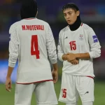 selecao-feminina-do-ira-muda-postura,-presta-continencia-e-canta-hino-nacional