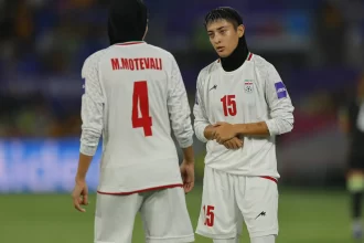 selecao-feminina-do-ira-muda-postura,-presta-continencia-e-canta-hino-nacional