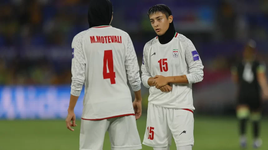 selecao-feminina-do-ira-muda-postura,-presta-continencia-e-canta-hino-nacional