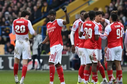 arsenal-supera-pressao-do-mansfield,-vence-por-2-a-1-e-avanca-na-copa-da-inglaterra