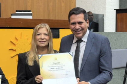 marcus-marcelo-homenageia-a-empresaria-antonia-lopes-durante-sessao-solene-do-dia-da-mulher