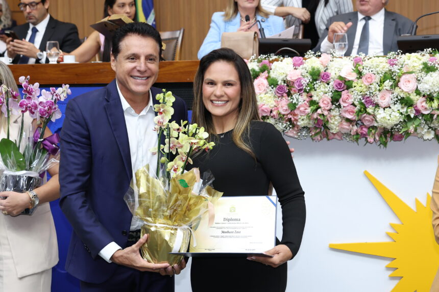 deputado-nilton-franco-homenageia-gestora-do-agronegocio-manthura-zara-em-sessao-pelo-dia-da-mulher