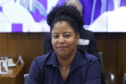 projeto-fixa-salario-minimo-de-r$-2.500-para-quem-trabalha-no-comercio