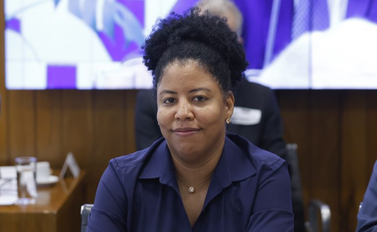 projeto-fixa-salario-minimo-de-r$-2.500-para-quem-trabalha-no-comercio