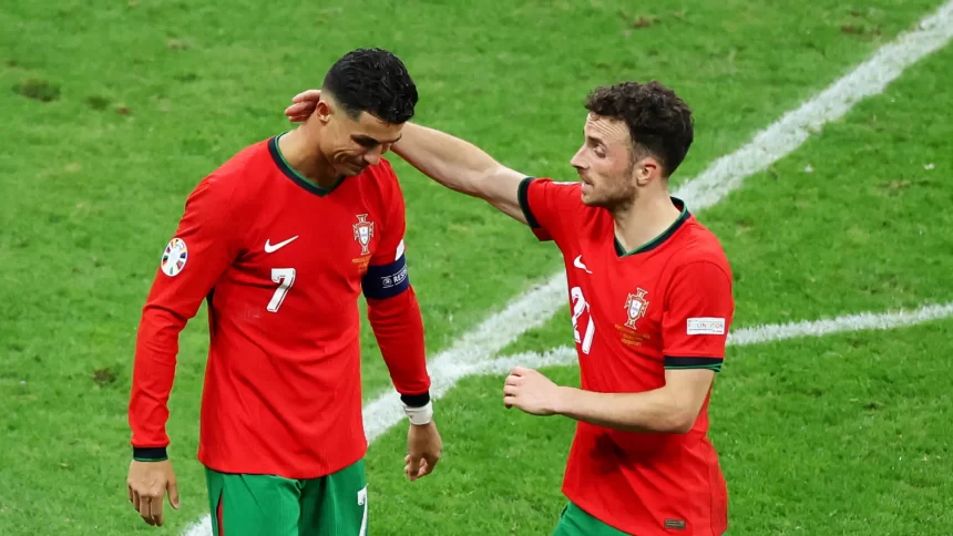 jornal-aponta-diogo-jota-como-substituto-de-cr7-meses-apos-morte