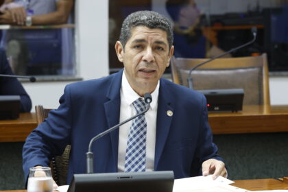 ​valdemar-junior-apresenta-pl-que-cria-politica-estadual-de-atencao-as-pessoas-com-doencas-raras