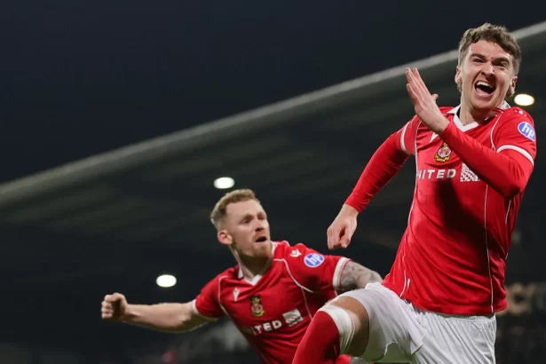wrexham-vive-conto-de-fadas-hollywoodiano-e-sonha-com-a-premier-league