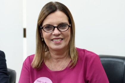 claudia-lelis-apresenta-projeto-“escudo-rosa”-que-garante-alerta-a-vitimas-quando-agressor-for-solto