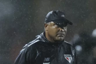 sao-paulo:-roger-faz-licao-de-casa,-vira-lider-e-passa-em-teste-de-pressao