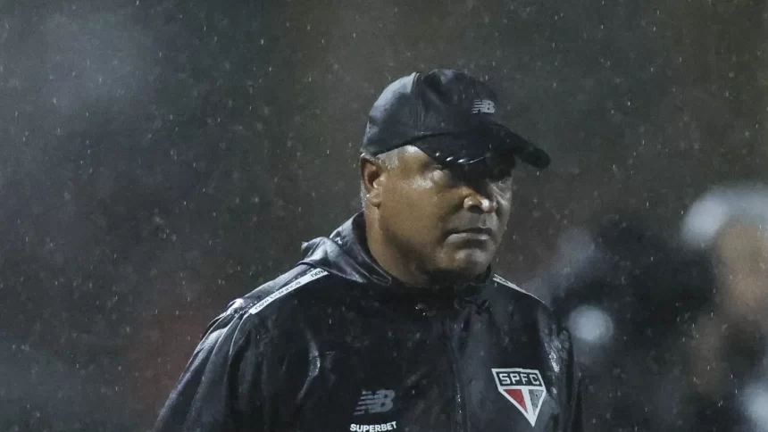 sao-paulo:-roger-faz-licao-de-casa,-vira-lider-e-passa-em-teste-de-pressao