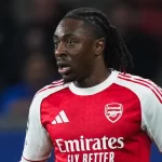 craque-do-arsenal-se-emociona-ao-encontrar-idolo-da-selecao-brasileira