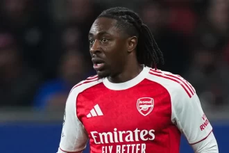 craque-do-arsenal-se-emociona-ao-encontrar-idolo-da-selecao-brasileira