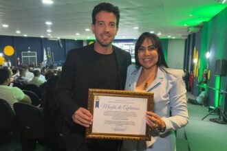 janad-valcari-entrega-mocao-de-aplausos-a-presidente-da-igreen-energy-por-contribuicao-renovavel