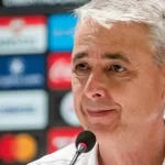 tiago-nunes-leva-filho-com-sindrome-de-down-a-coletiva-de-imprensa-no-equador