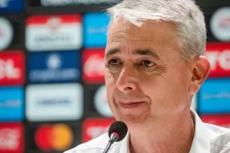 tiago-nunes-leva-filho-com-sindrome-de-down-a-coletiva-de-imprensa-no-equador