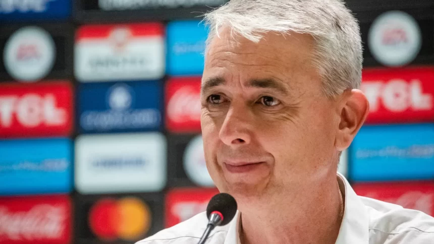 tiago-nunes-leva-filho-com-sindrome-de-down-a-coletiva-de-imprensa-no-equador