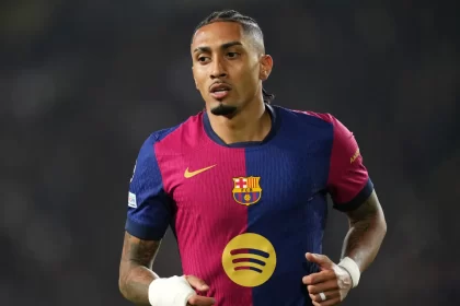 raphinha-passa-em-branco,-mas-barca-vence-rayo-vallecano-e-mantem-lideranca