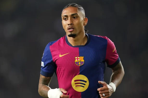raphinha-passa-em-branco,-mas-barca-vence-rayo-vallecano-e-mantem-lideranca