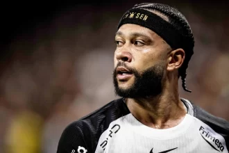 depay-usa-celular-no-banco,-pode-ser-punido-e-vira-polemica