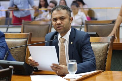 apos-solicitacao-de-moisemar-marinho,-governador-autoriza-reestruturacao-do-pccr-da-pm-e-bombeiros