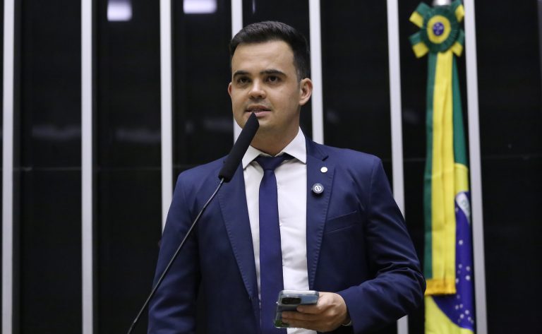 comissao-aprova-porte-de-arma-para-donos-de-lojas-de-armas-e-diretores-de-clubes-de-tiro