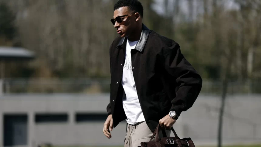 caso-“joelho-errado”-vira-crise-no-real-e-jornalista-acusa-mbappe