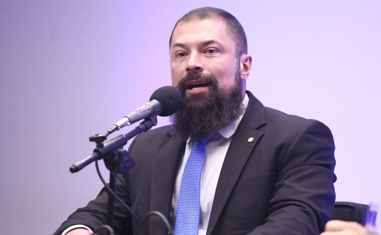 comissao-aprova-porte-de-arma-para-atiradores-com-mais-de-um-ano-de-registro