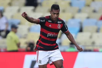 lesao-de-alex-sandro-abre-brecha-para-ayrton-lucas-se-redimir-no-flamengo