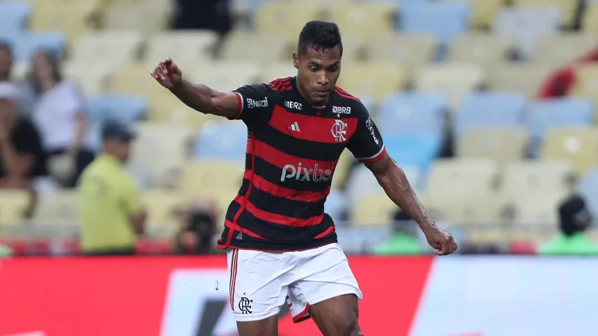 lesao-de-alex-sandro-abre-brecha-para-ayrton-lucas-se-redimir-no-flamengo