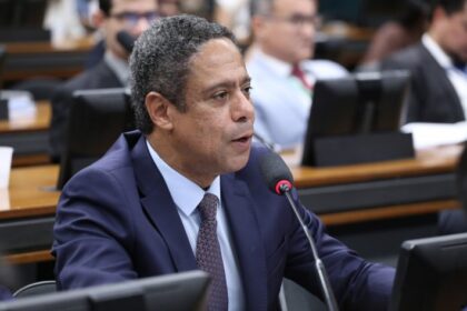 projeto-preve-salario-minimo-para-estagiarios-e-cria-sistema-de-cotas