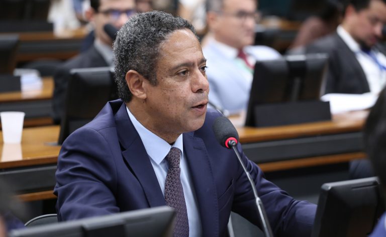 projeto-preve-salario-minimo-para-estagiarios-e-cria-sistema-de-cotas