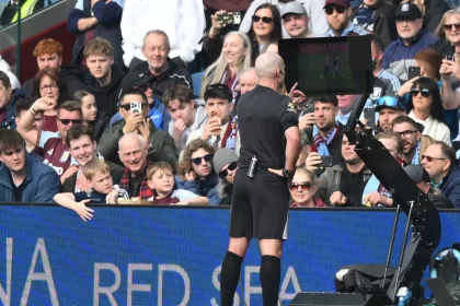 maioria-dos-torcedores-rejeita-var-e-pede-fim-na-premier-league-inglesa
