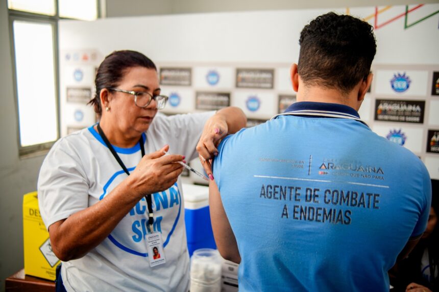 prefeitura-inicia-vacinacao-de-profissionais-da-saude-e-amplia-combate-a-dengue-com-novas-estrategias