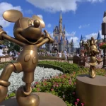 brasileira-e-presa-apos-jogar-cafe-em-idosa-em-parque-da-disney