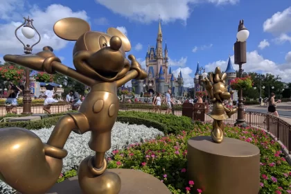 brasileira-e-presa-apos-jogar-cafe-em-idosa-em-parque-da-disney