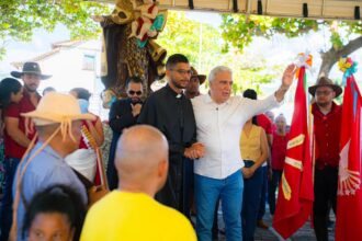 laurez-participa-da-saida-da-folia-do-divino-em-monte-do-carmo-e-reforca-compromisso-com-a-cultura-e-a-religiosidade-do-tocantins