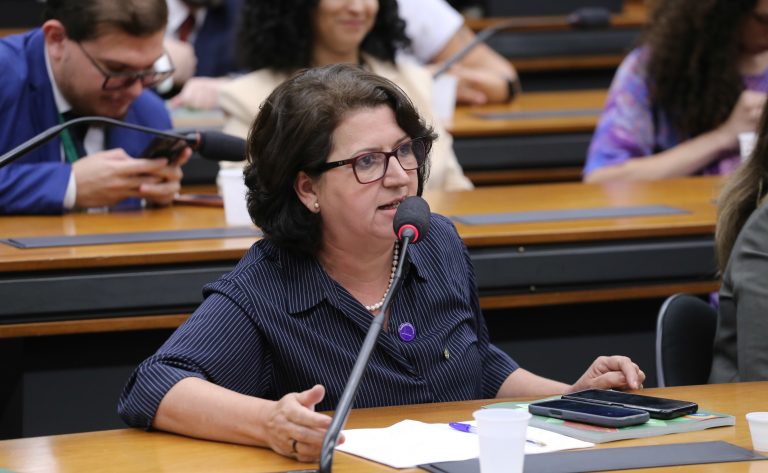 projeto-permite-faltar-ao-trabalho-para-acompanhar-pessoa-idosa-ou-com-deficiencia-em-consultas