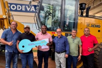 lazaro-botelho-reforca-atuacao-municipalista-e-entrega-patrol-para-lagoa-do-tocantins-por-meio-da-codevasf