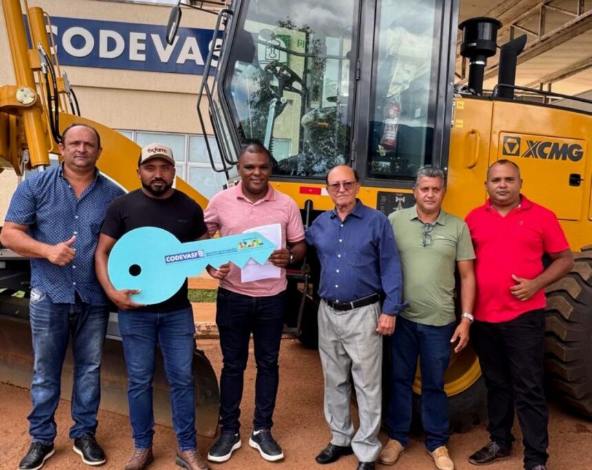 lazaro-botelho-reforca-atuacao-municipalista-e-entrega-patrol-para-lagoa-do-tocantins-por-meio-da-codevasf