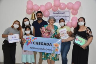 no-dia-mundial-do-combate-ao-cancer,-paciente-do-hospital-geral-de-palmas-toca-o-sino-e-celebra-cura