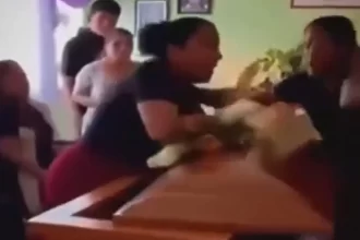 mulheres-descobrem-que-eram-amantes-do-mesmo-homem-durante-velorio;-veja!